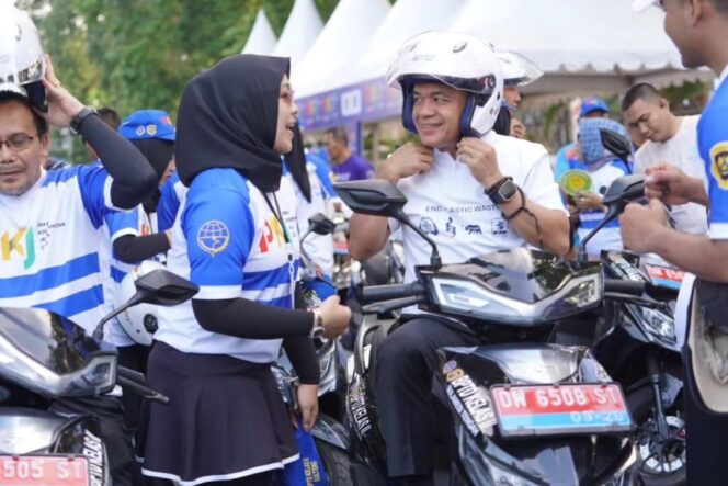 
Walikota Palu, Bagi Bonus Sepatu di Fun Run PKJ 2023