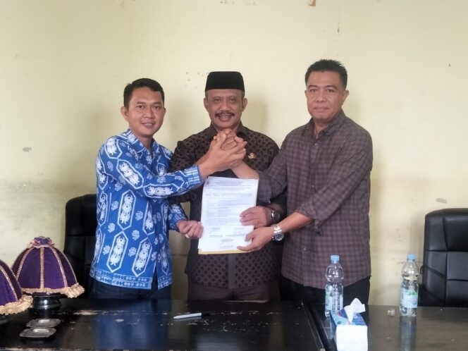 
Lantik Kasatpol PP Sekaligus Damkar Baru, Sekab Sigi Ingatkan Soal Loyalitas