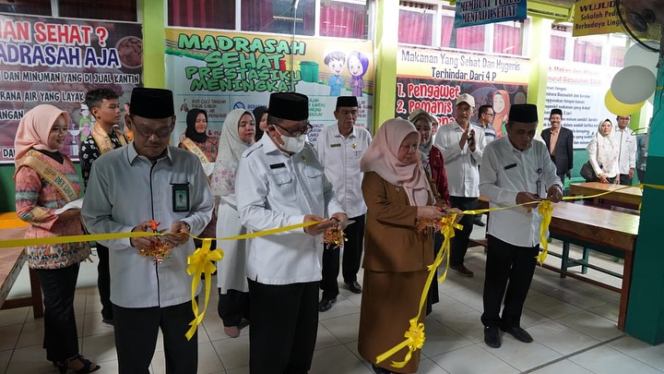 
					Dapat Bantuan 50 Juta, MTs Negeri 2 Palu Launching Usaha Depot Air Minum