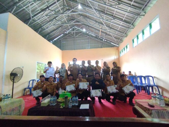 
Tingkatkan Pangan, Pemkab Parimo Bantu Alat Pertanian Bagi Petani