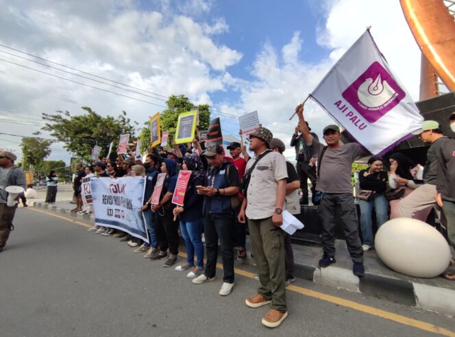 
					Puluhan Jurnalis di Palu, Tolak Revisi UU Penyiaran