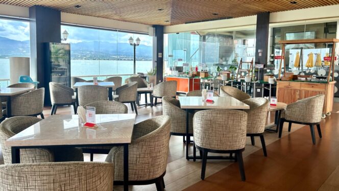 
Bisa Makan Siang Sepuasnya dengan Pemandangan Teluk Palu di Business Lunch Swiss-Belhotel Silae Palu