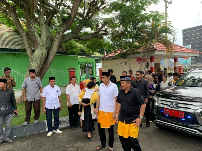 
Masuki Rumah Jabatan, Bupati dan Wakil Bupati Parimo Disambut Upacara Adat