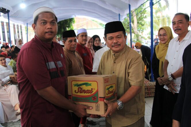 
					Pemkab Parimo, Serahkan Bantuan ke Pondok Pesantren dan Panti Asuhan di Parimo