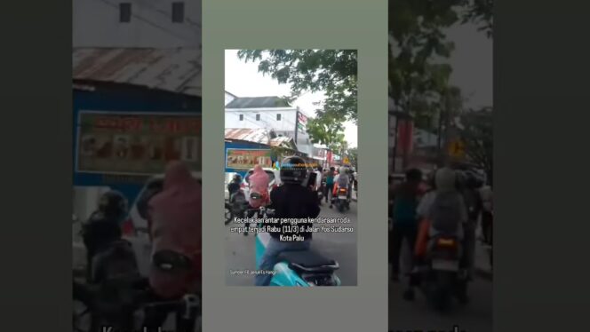 
					Terbalik, 2 Mobil Adu Banteng di Palu